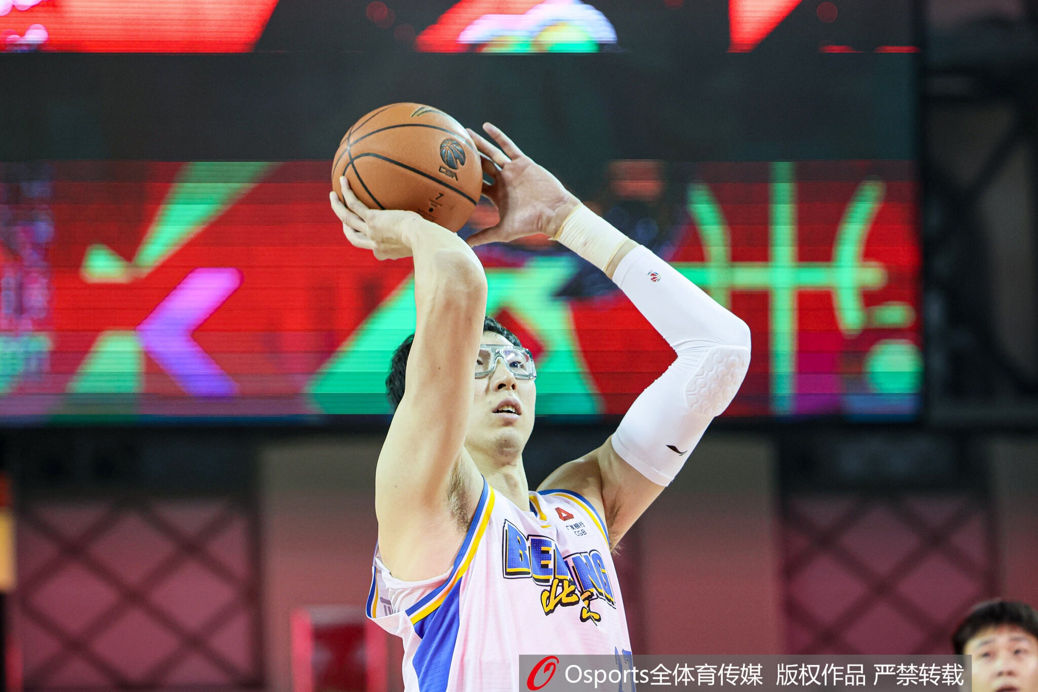 九游游戏-真该练练罚球了！周琦半场4罚全铁 仅得到3篮板1失误&amp;正负值-10